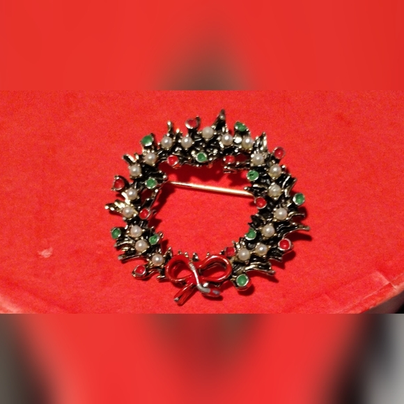 Vintage Holiday Wreath Pin - Picture 1 of 2